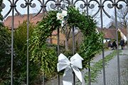 Buchskranz an Gartentür