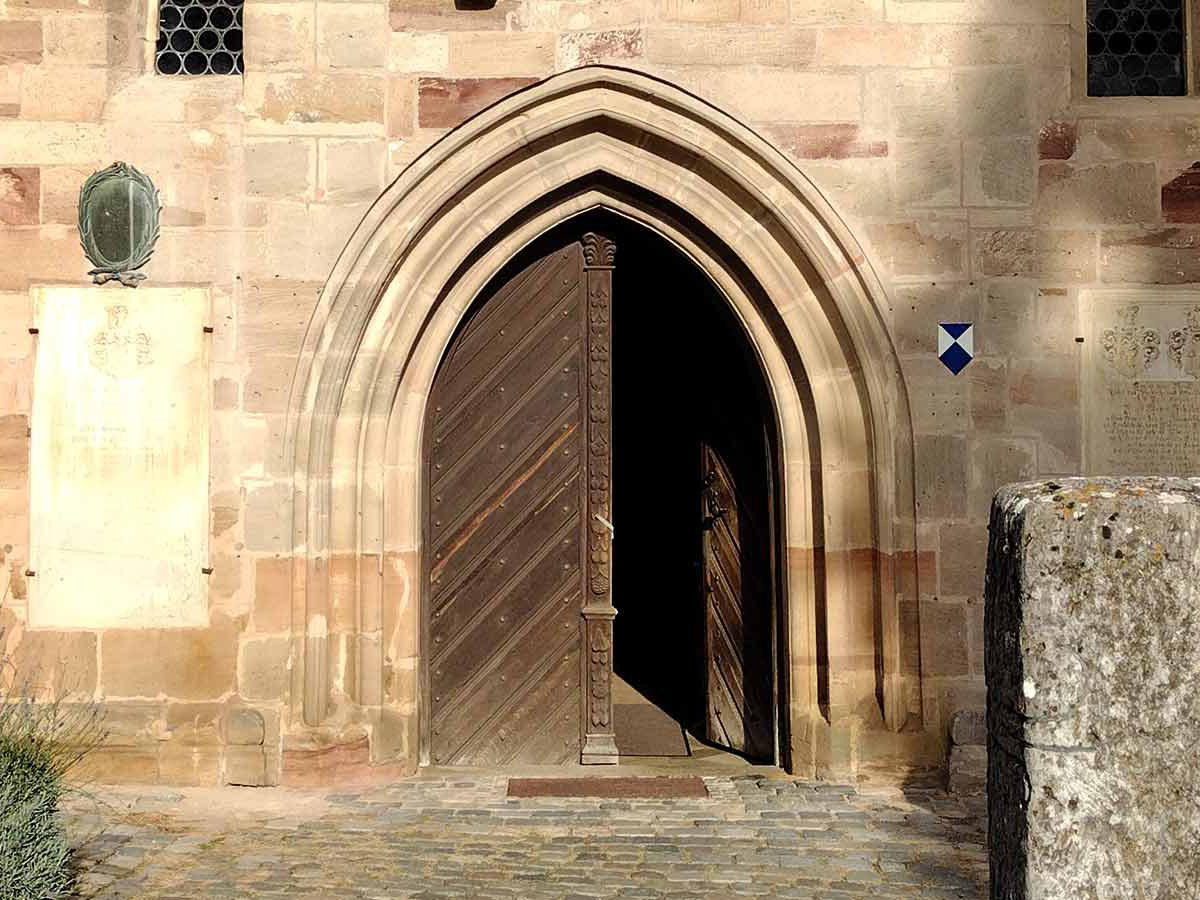 Portal der Laurentiuskirche Roßtal, geöffnet