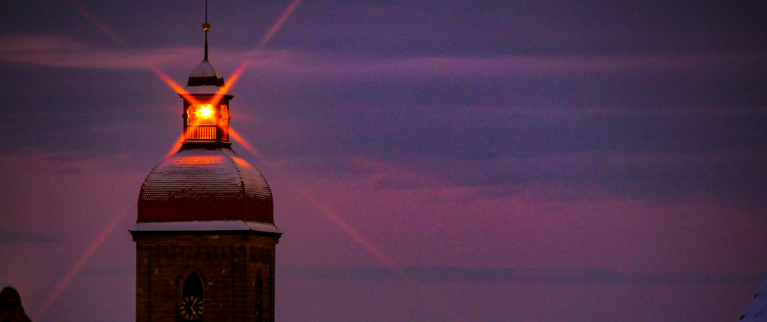 Roßtaler Kirchturm mit leuchtendem Stern