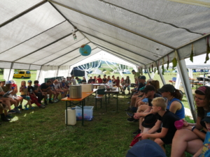 Kinder in einem großen Zelt